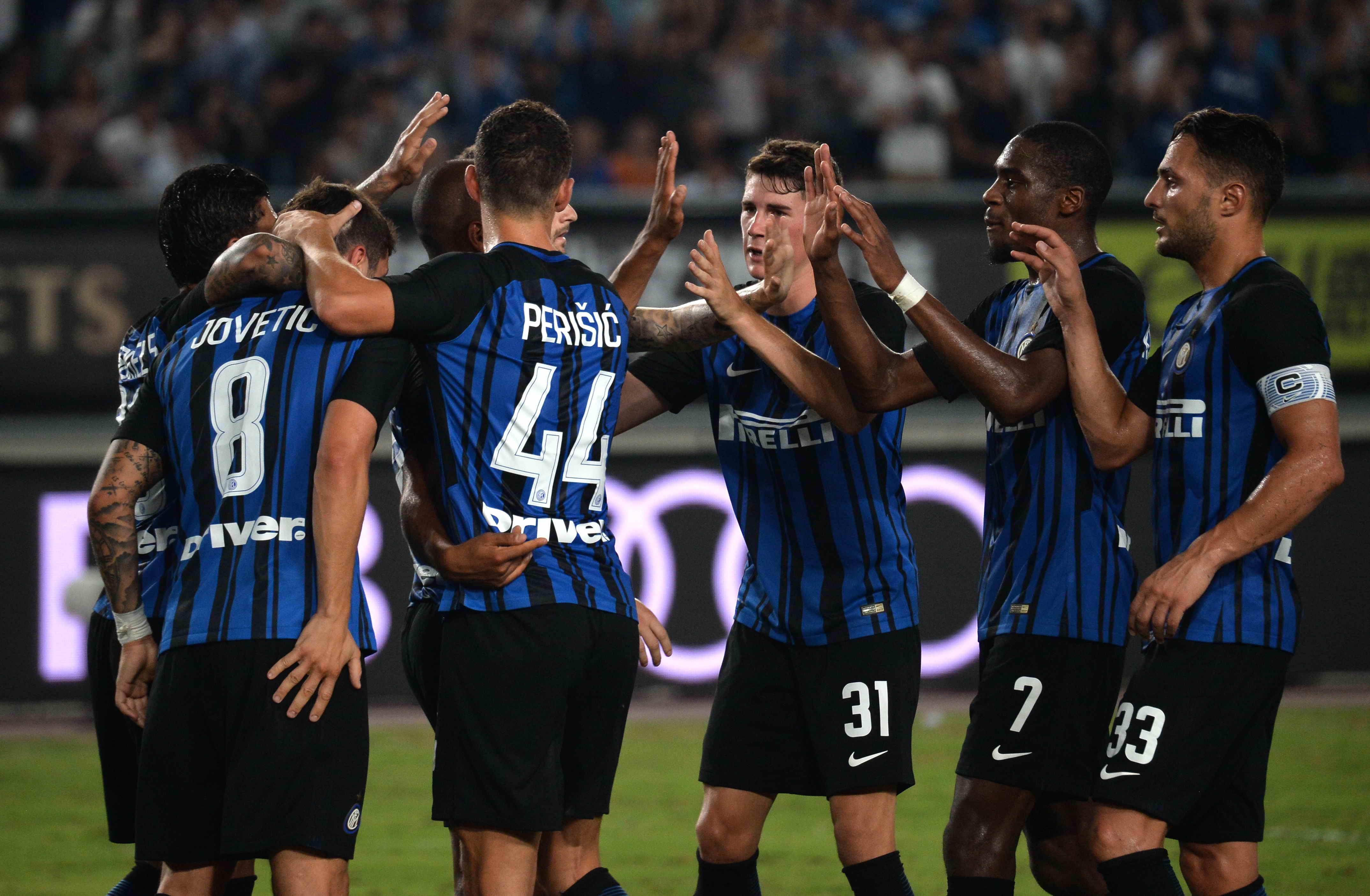 暗示续约还是离队？刘洋晒与瓦科互换球衣照片