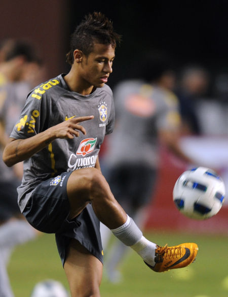 足球中超球队前锋脚踝受伤，赛季恐报销