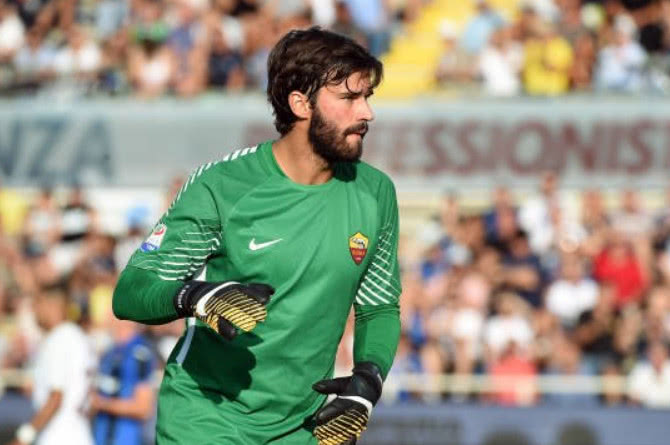 太阳报：里奇的主持人女友亮相米兰德比，透视装造型引发热议